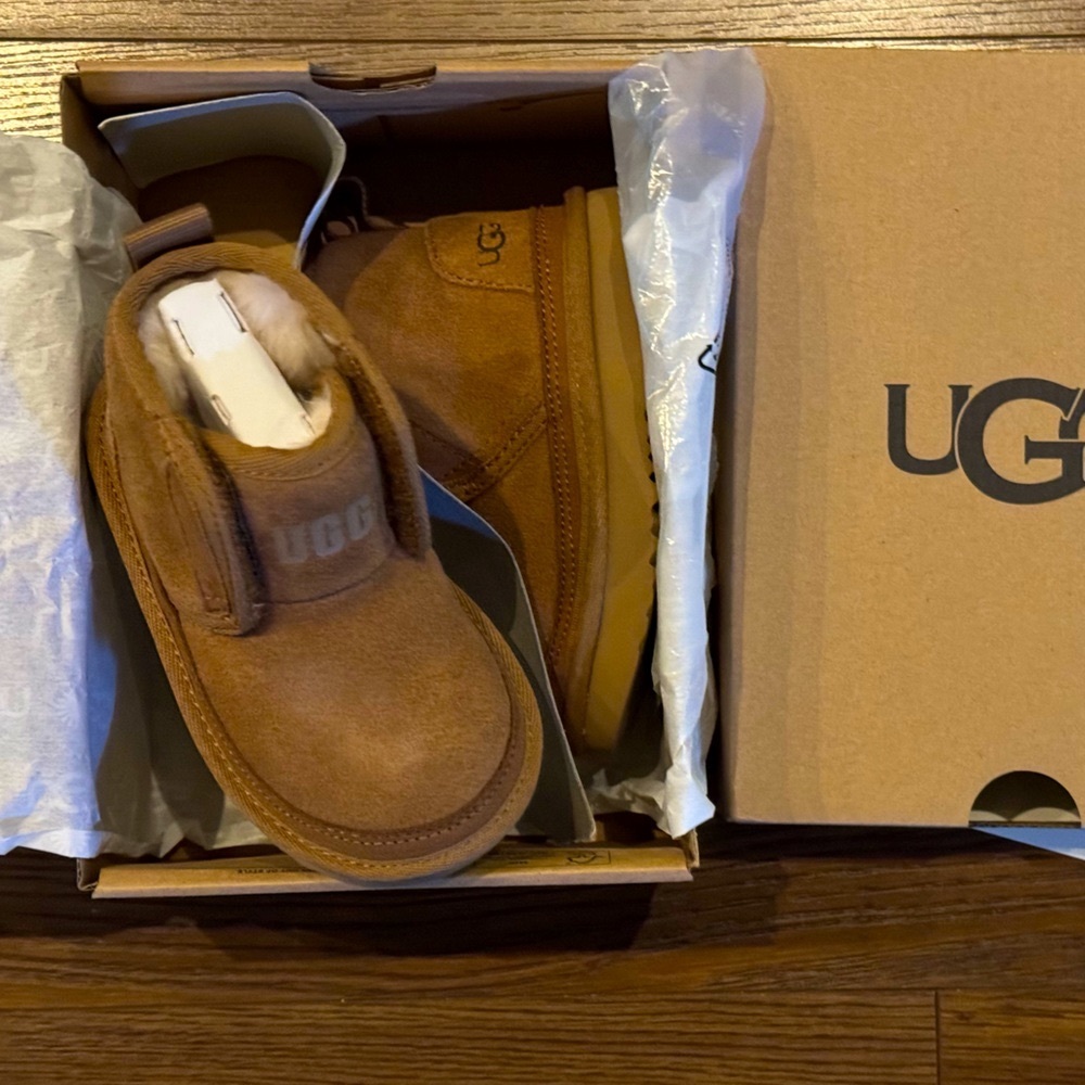 New UGG Kids EZ-fit boots size 6t